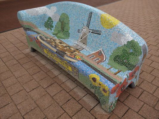 Social sofa met mozaiek van de molen